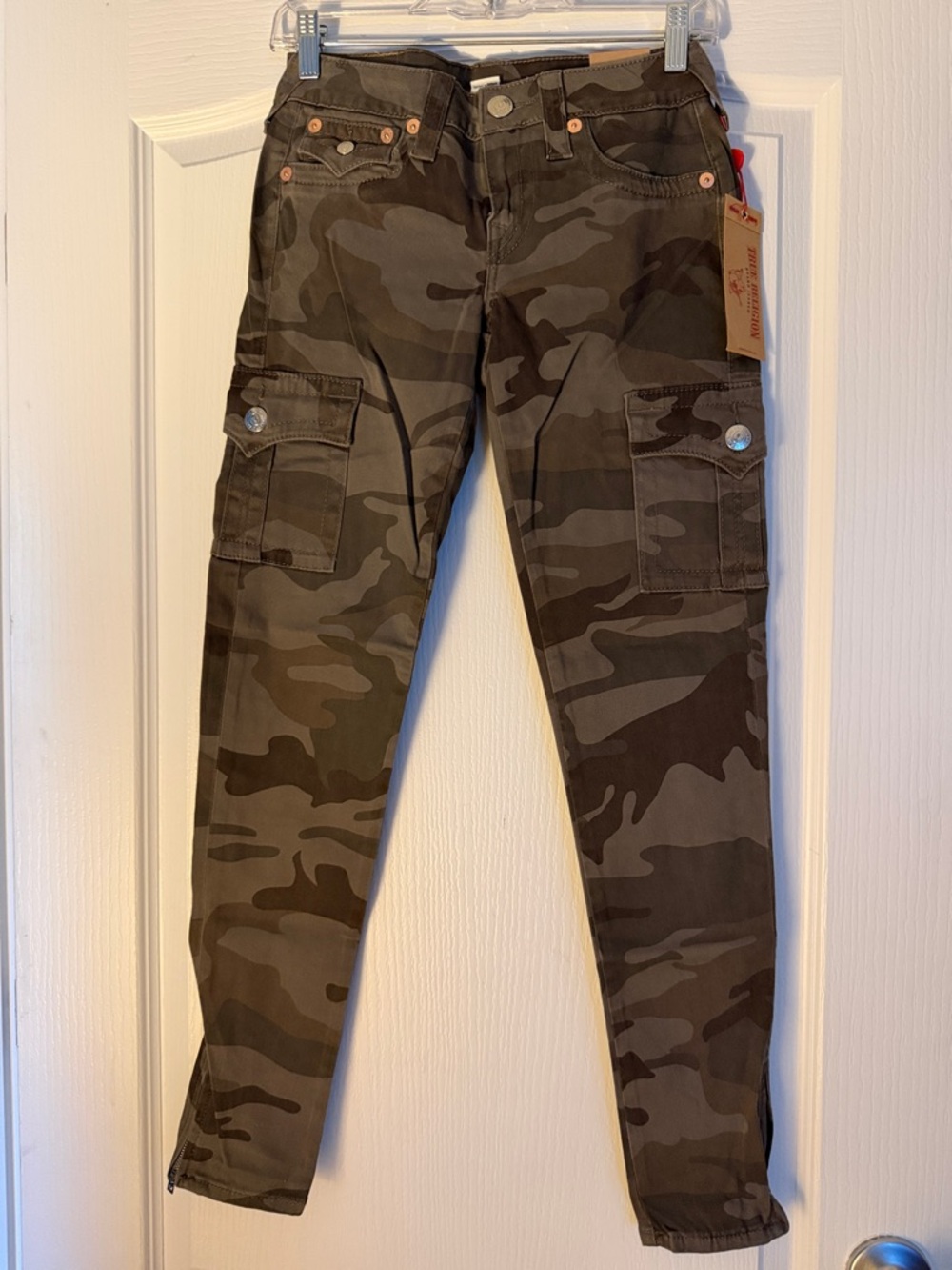 New True Religion Women's Skinny Cargo Jeans - Olive Camo Sz 26.